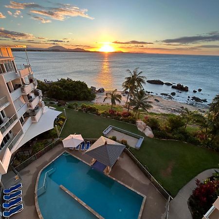 Coral Cove Apartments - Absolute Beachfront Resort Bowen Bagian luar foto