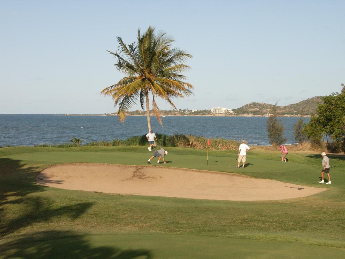 Coral Cove Apartments - Absolute Beachfront Resort Bowen Bagian luar foto