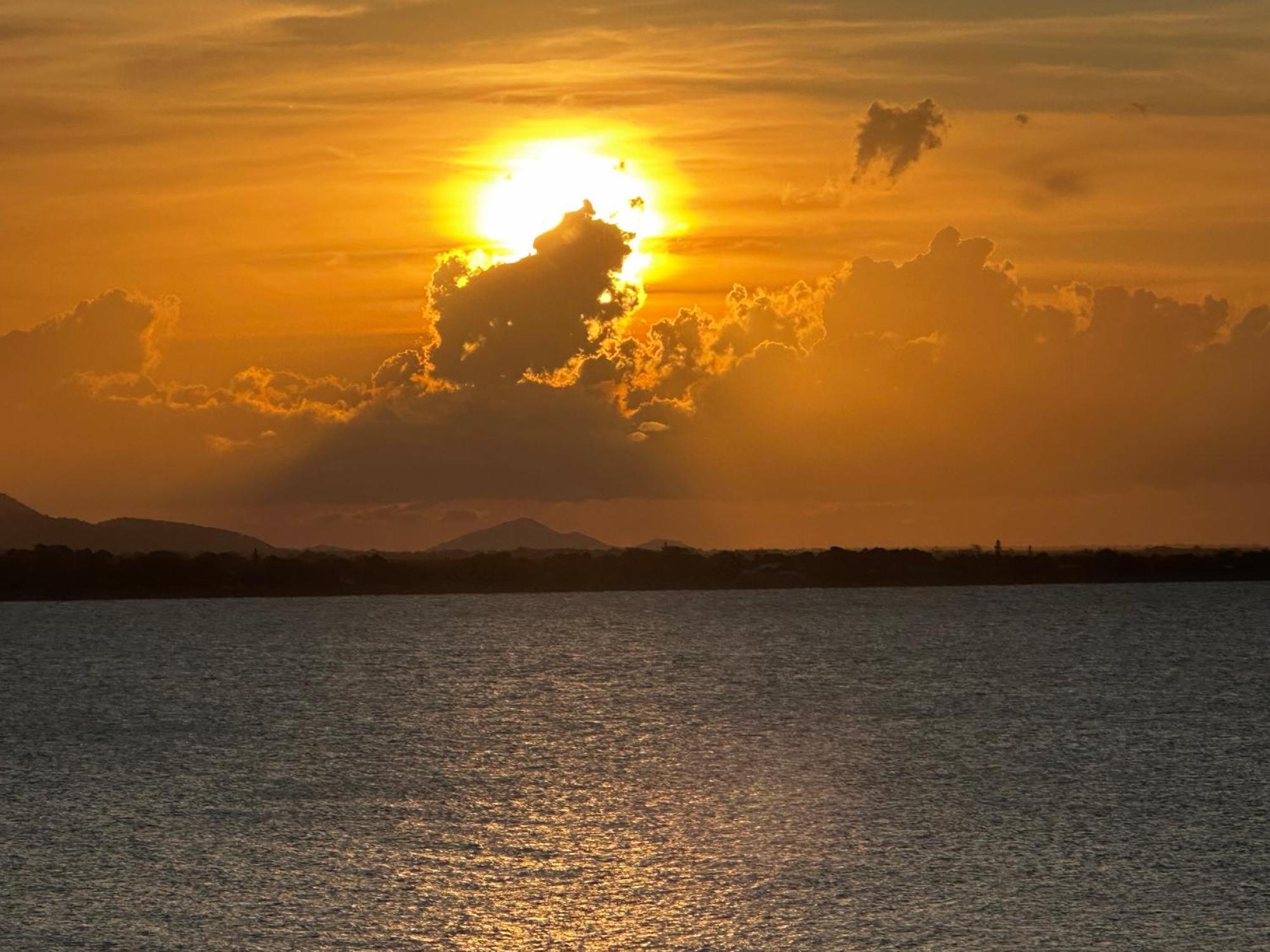 Coral Cove Apartments - Absolute Beachfront Resort Bowen Bagian luar foto