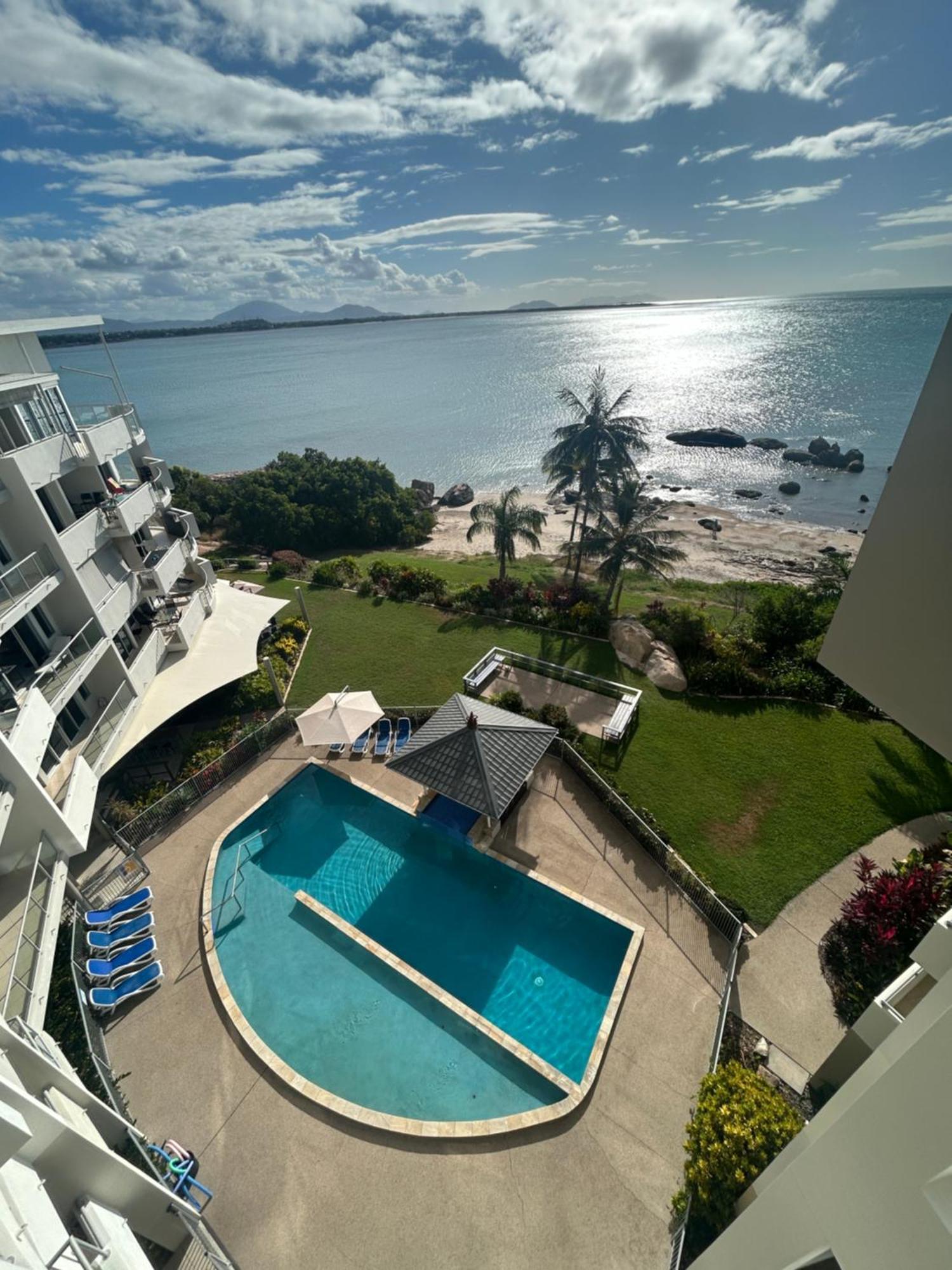 Coral Cove Apartments - Absolute Beachfront Resort Bowen Bagian luar foto