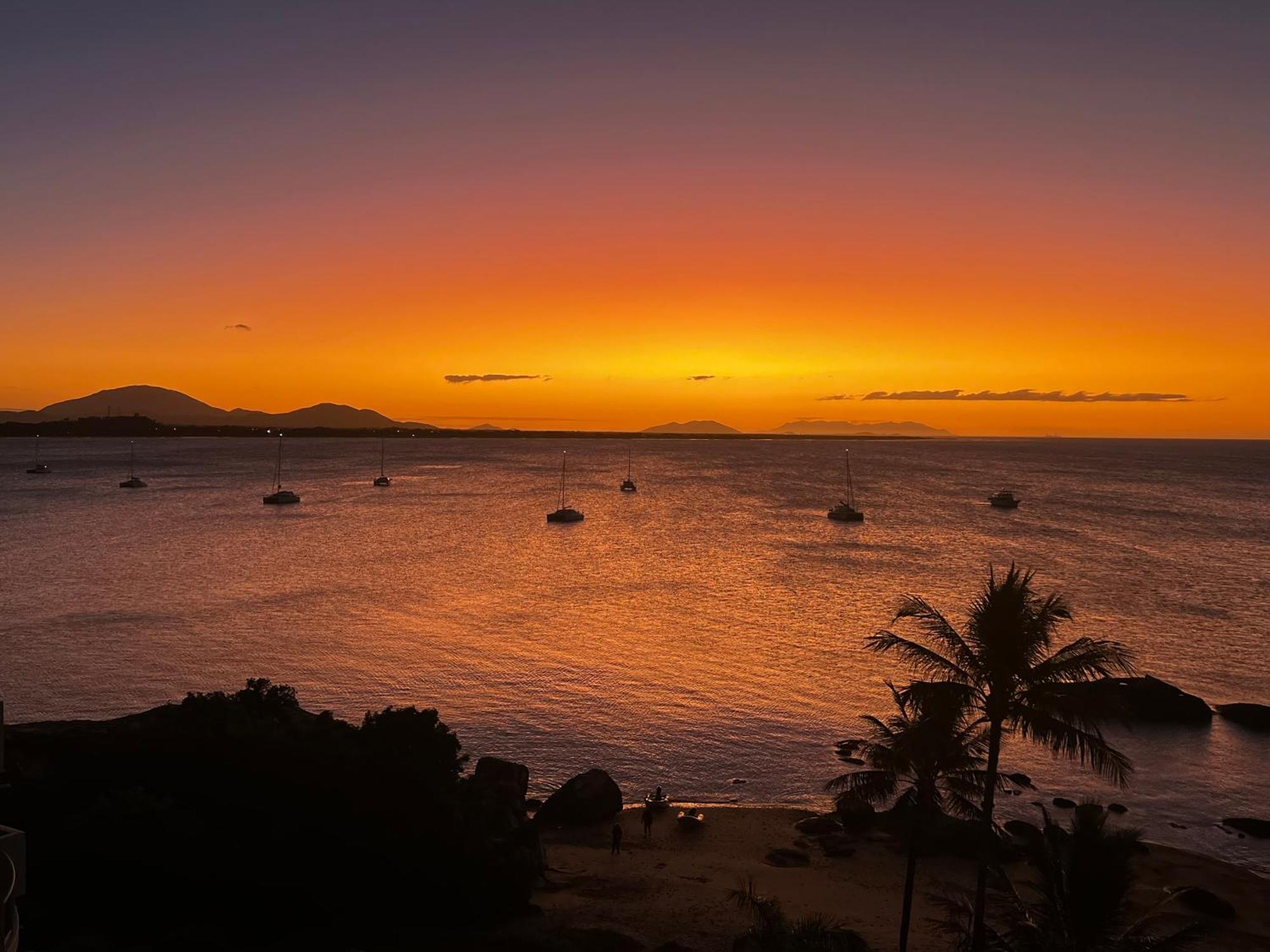 Coral Cove Apartments - Absolute Beachfront Resort Bowen Bagian luar foto