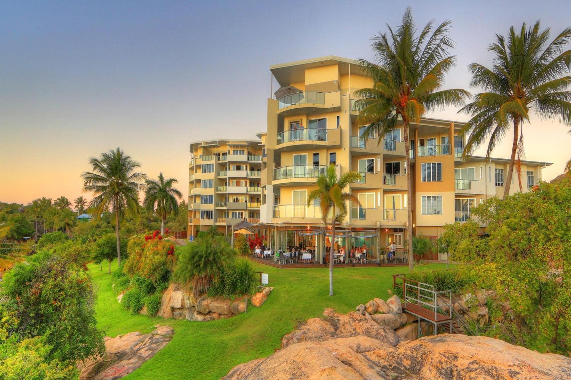 Coral Cove Apartments - Absolute Beachfront Resort Bowen Bagian luar foto