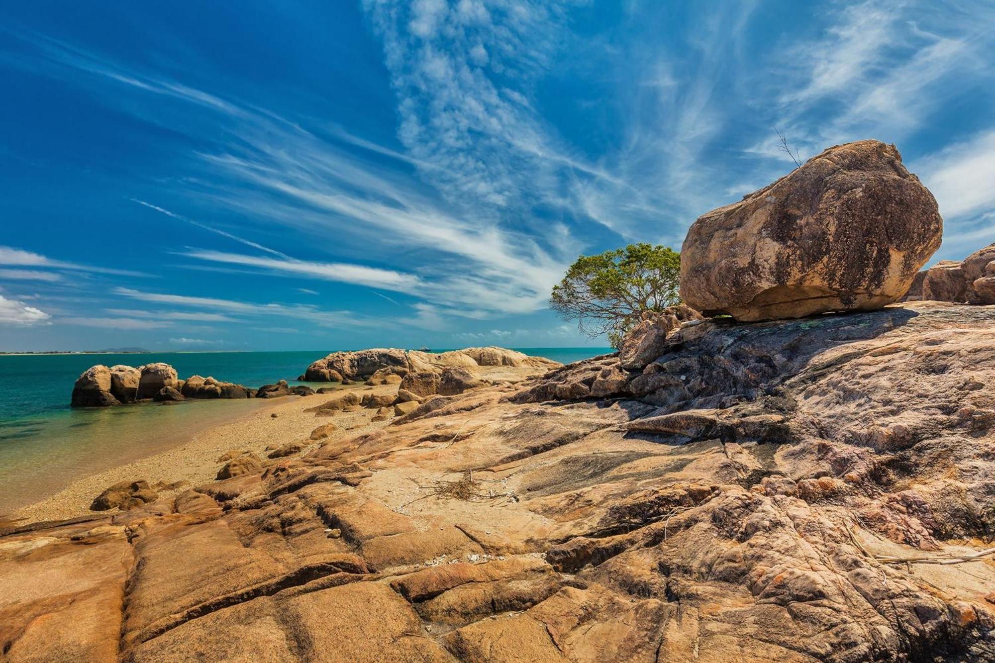 Coral Cove Apartments - Absolute Beachfront Resort Bowen Bagian luar foto