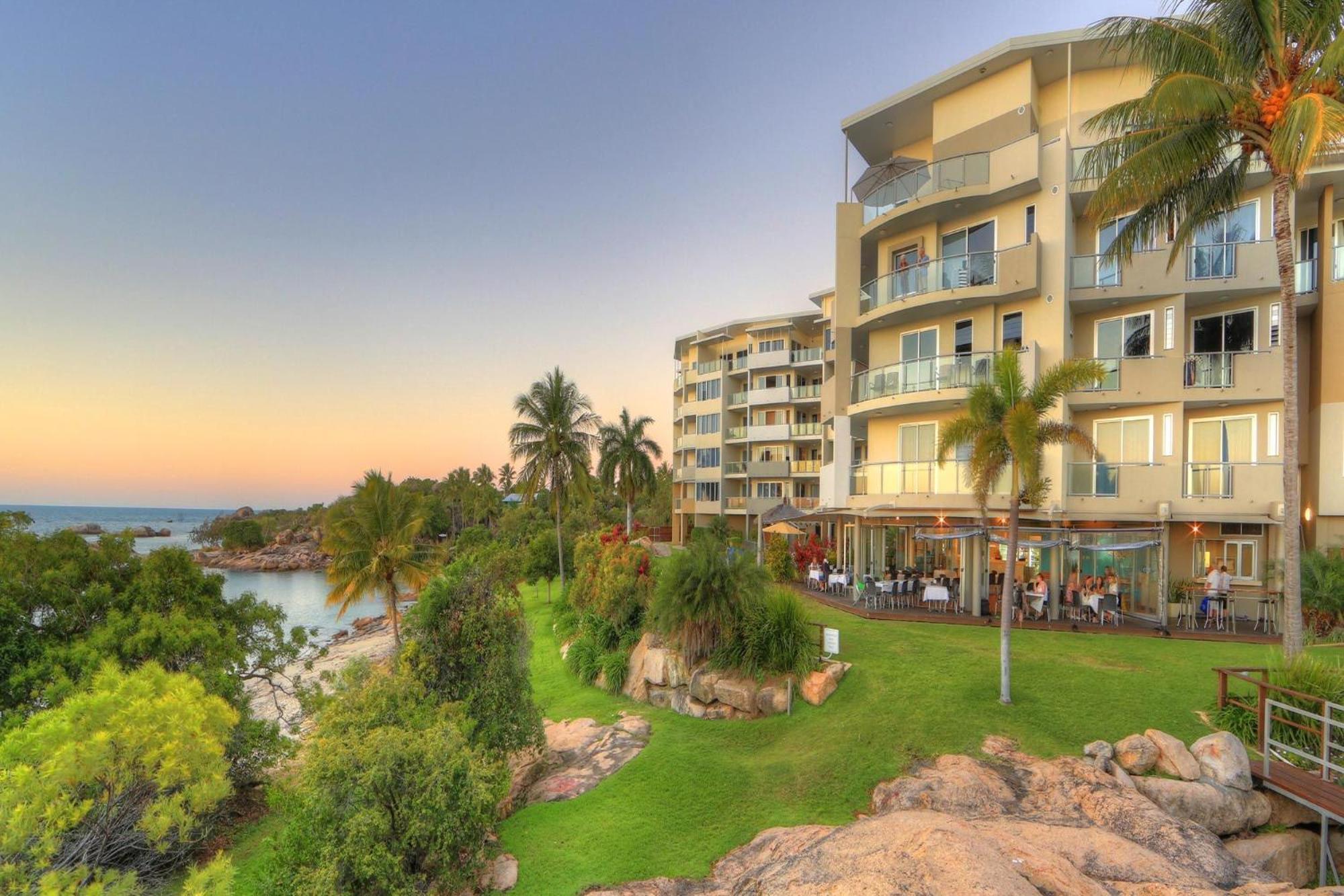 Coral Cove Apartments - Absolute Beachfront Resort Bowen Bagian luar foto