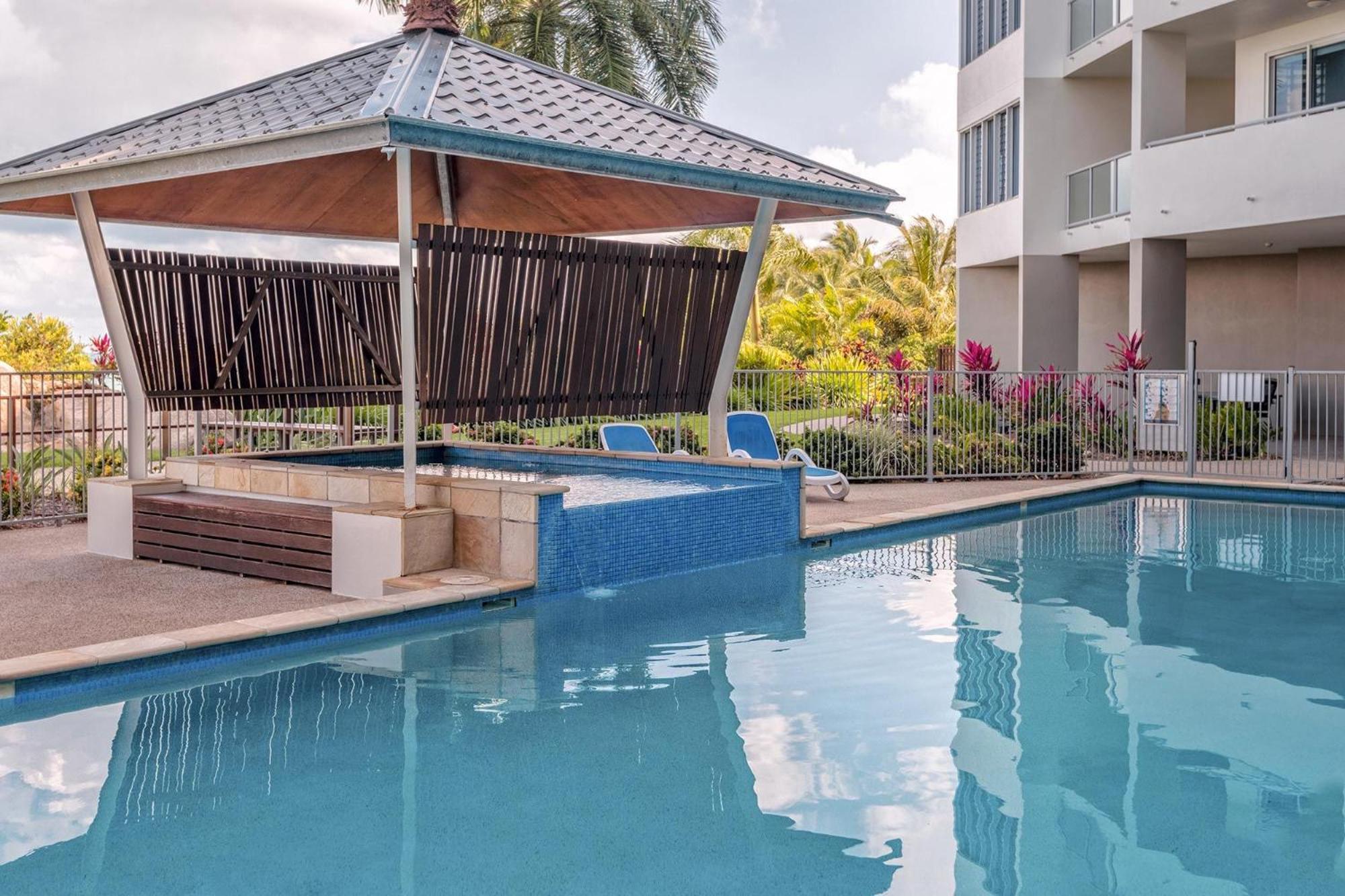 Coral Cove Apartments - Absolute Beachfront Resort Bowen Bagian luar foto