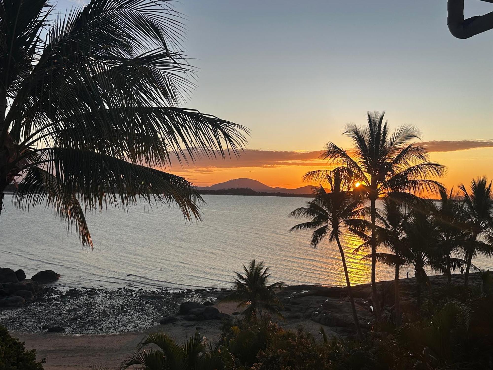 Coral Cove Apartments - Absolute Beachfront Resort Bowen Bagian luar foto