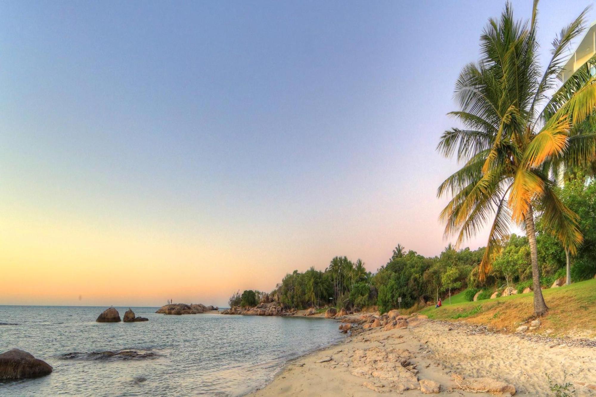 Coral Cove Apartments - Absolute Beachfront Resort Bowen Bagian luar foto