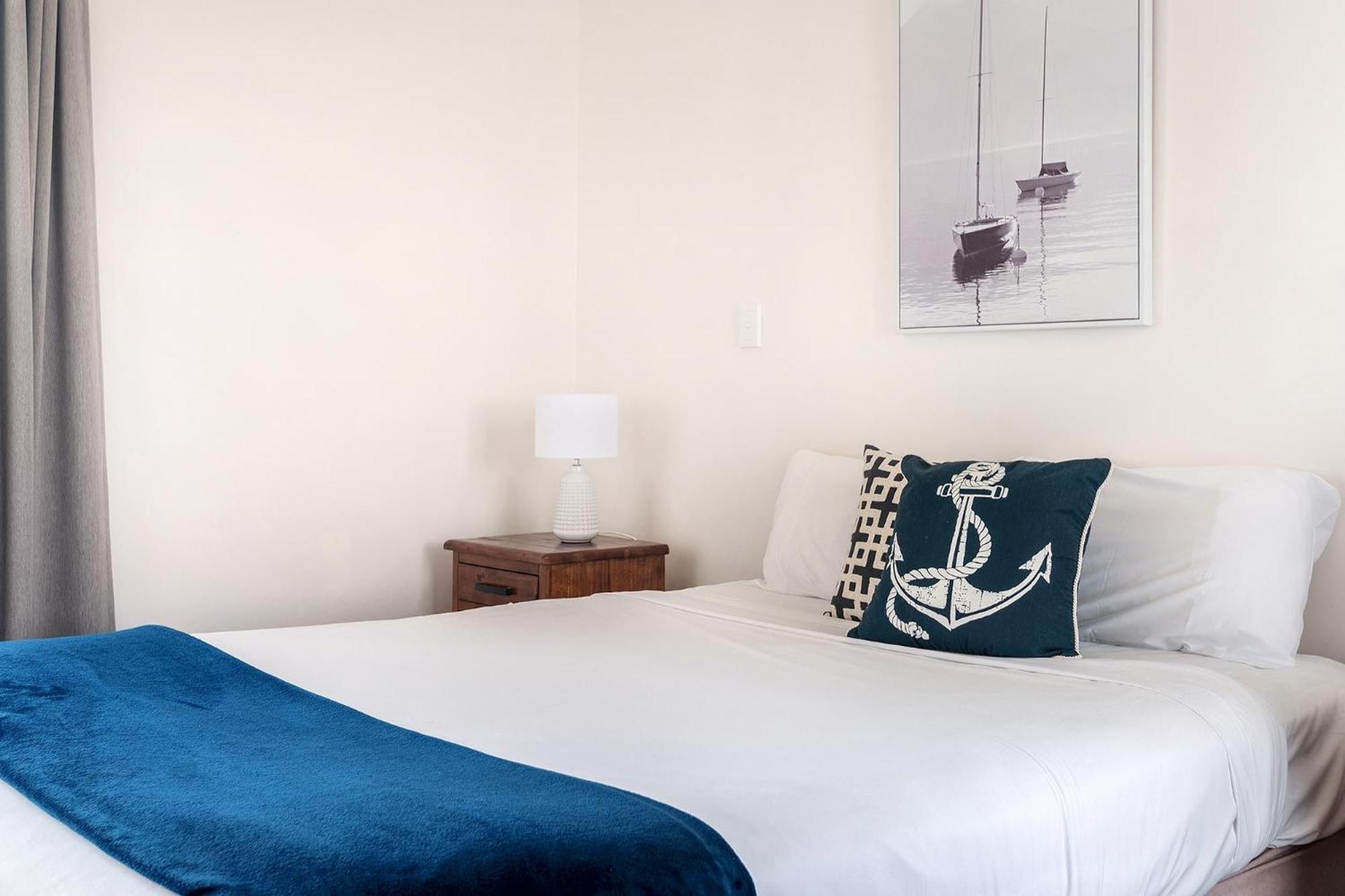 Coral Cove Apartments - Absolute Beachfront Resort Bowen Bagian luar foto