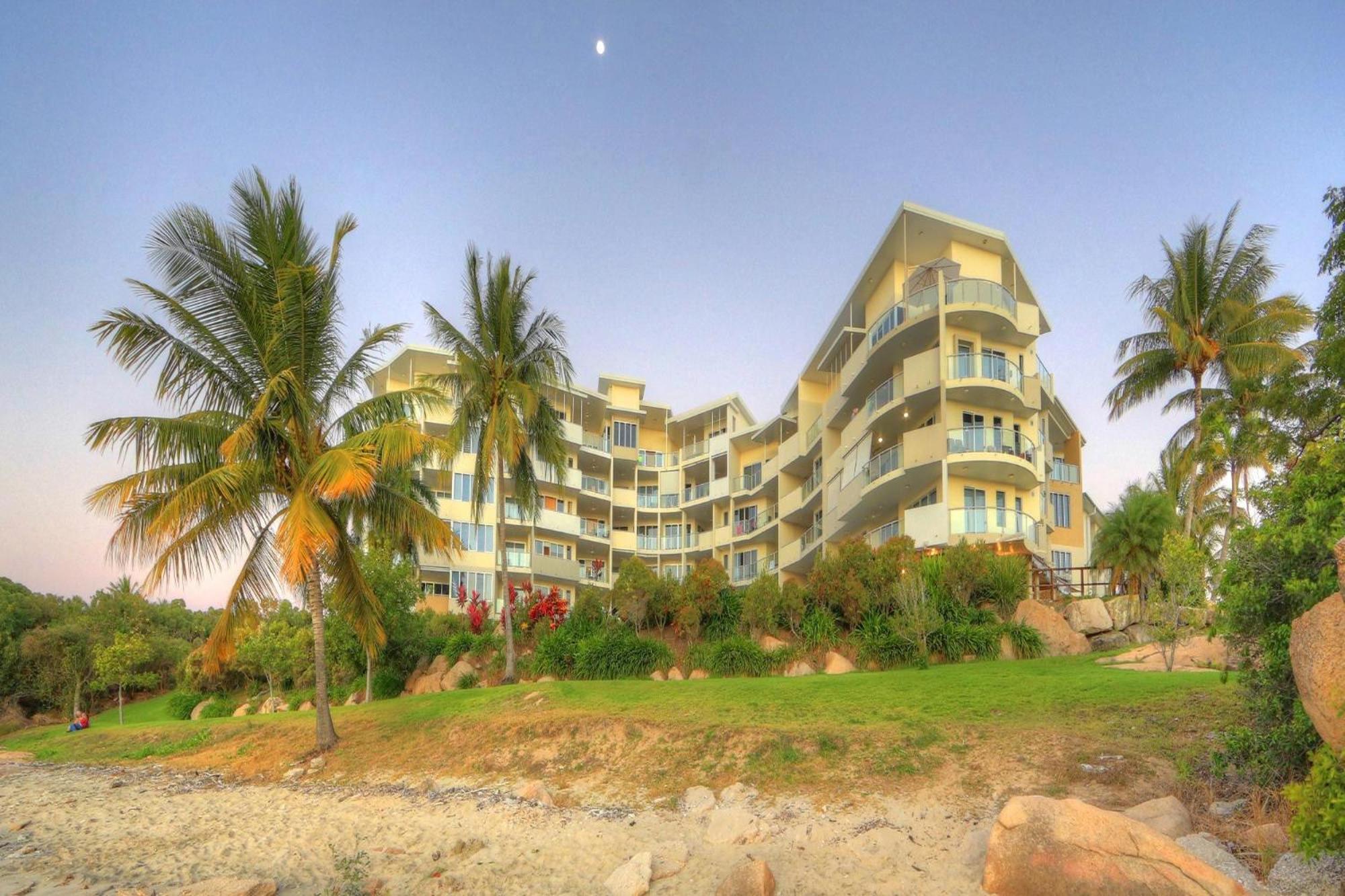 Coral Cove Apartments - Absolute Beachfront Resort Bowen Bagian luar foto