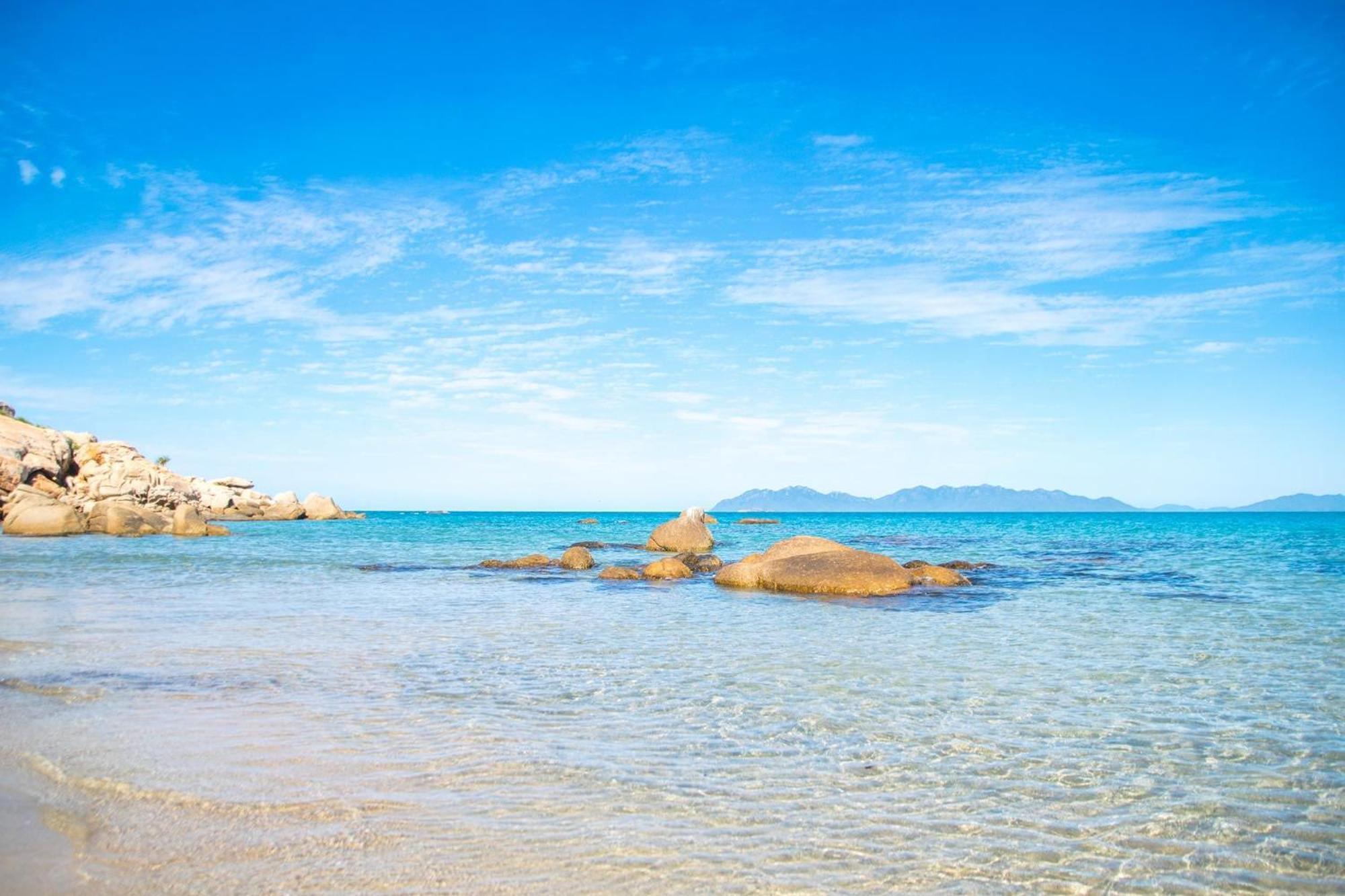 Coral Cove Apartments - Absolute Beachfront Resort Bowen Bagian luar foto