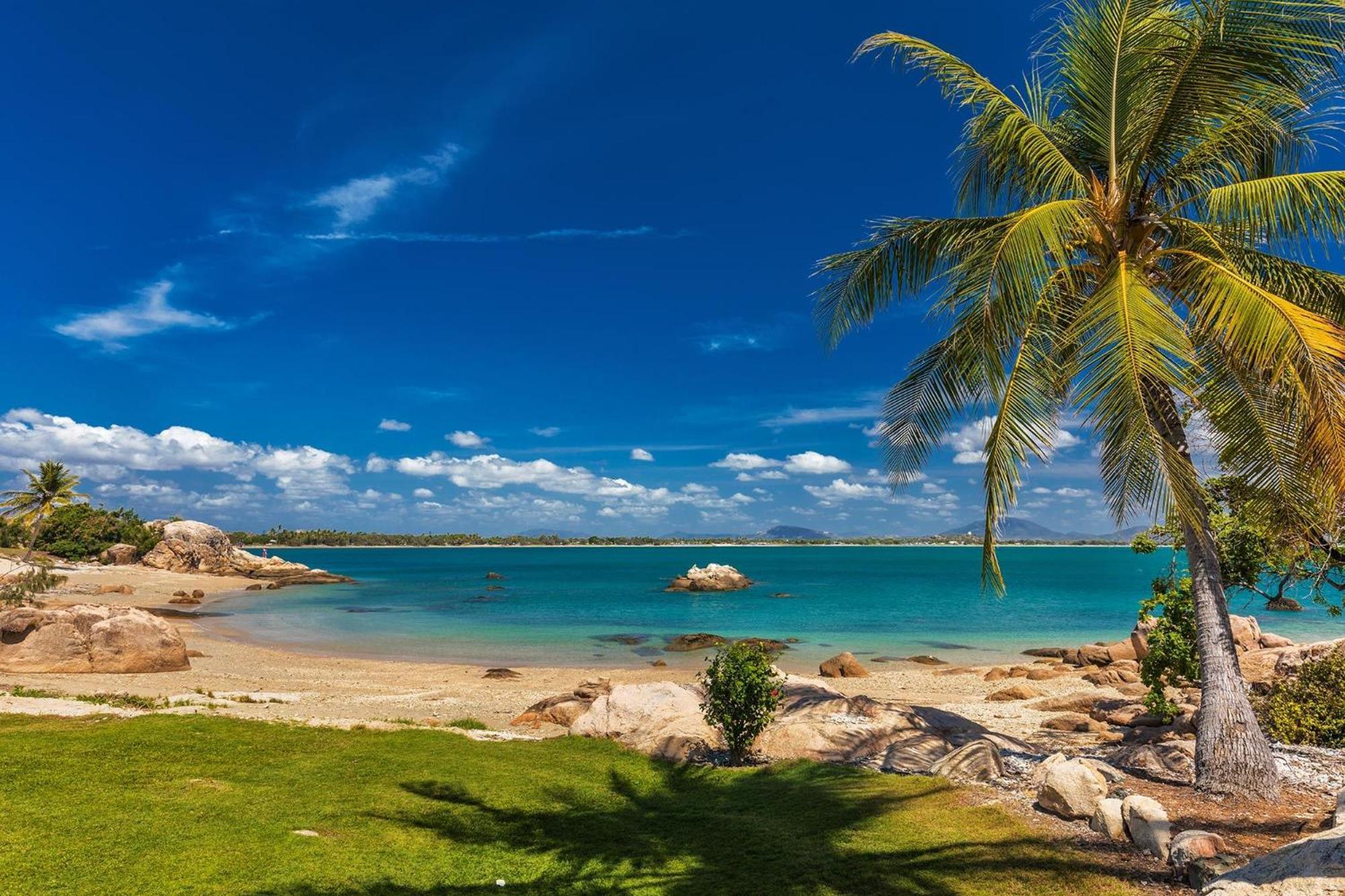 Coral Cove Apartments - Absolute Beachfront Resort Bowen Bagian luar foto
