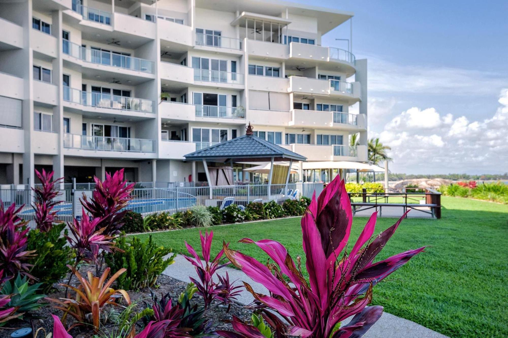 Coral Cove Apartments - Absolute Beachfront Resort Bowen Bagian luar foto