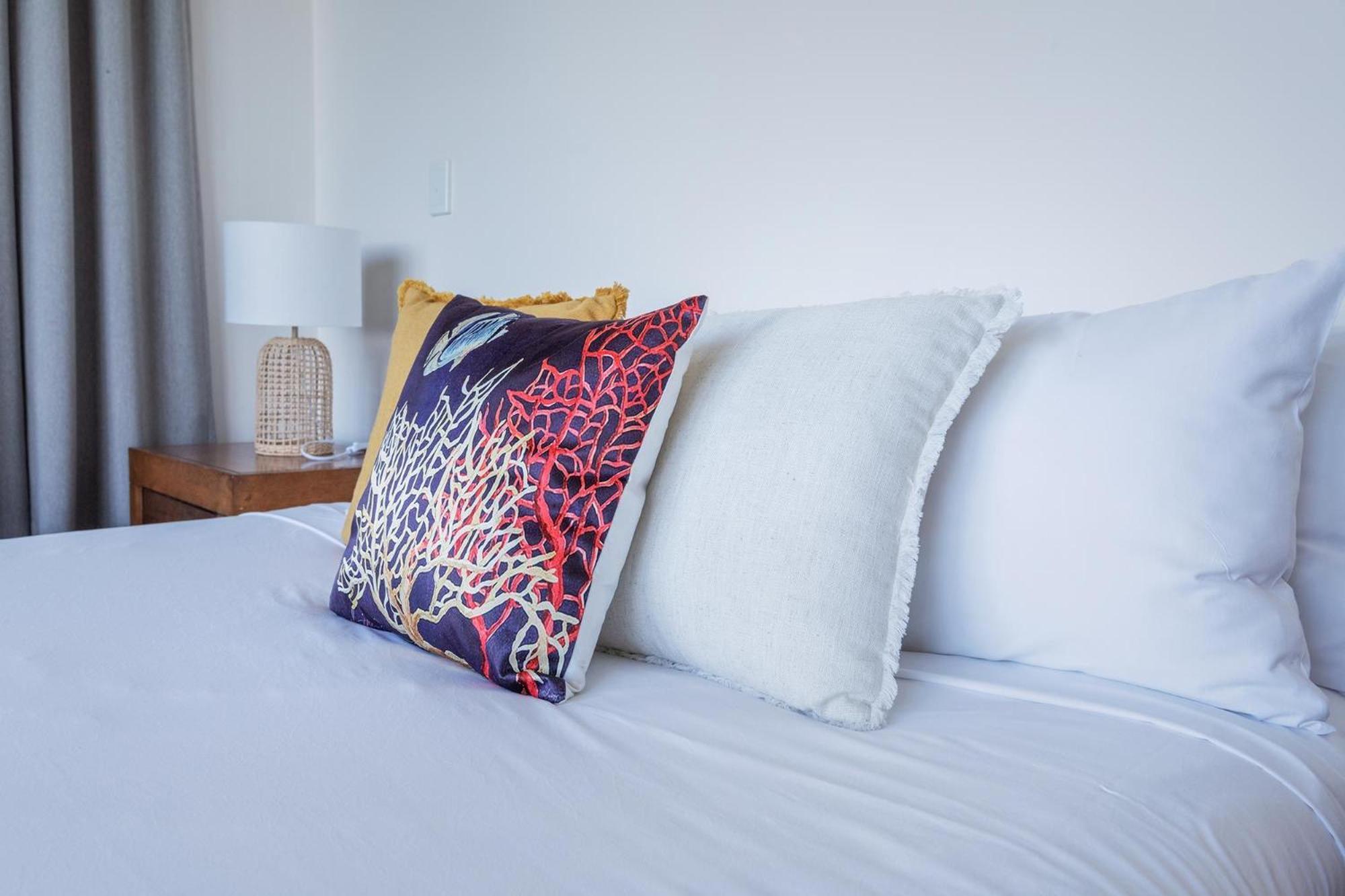 Coral Cove Apartments - Absolute Beachfront Resort Bowen Bagian luar foto