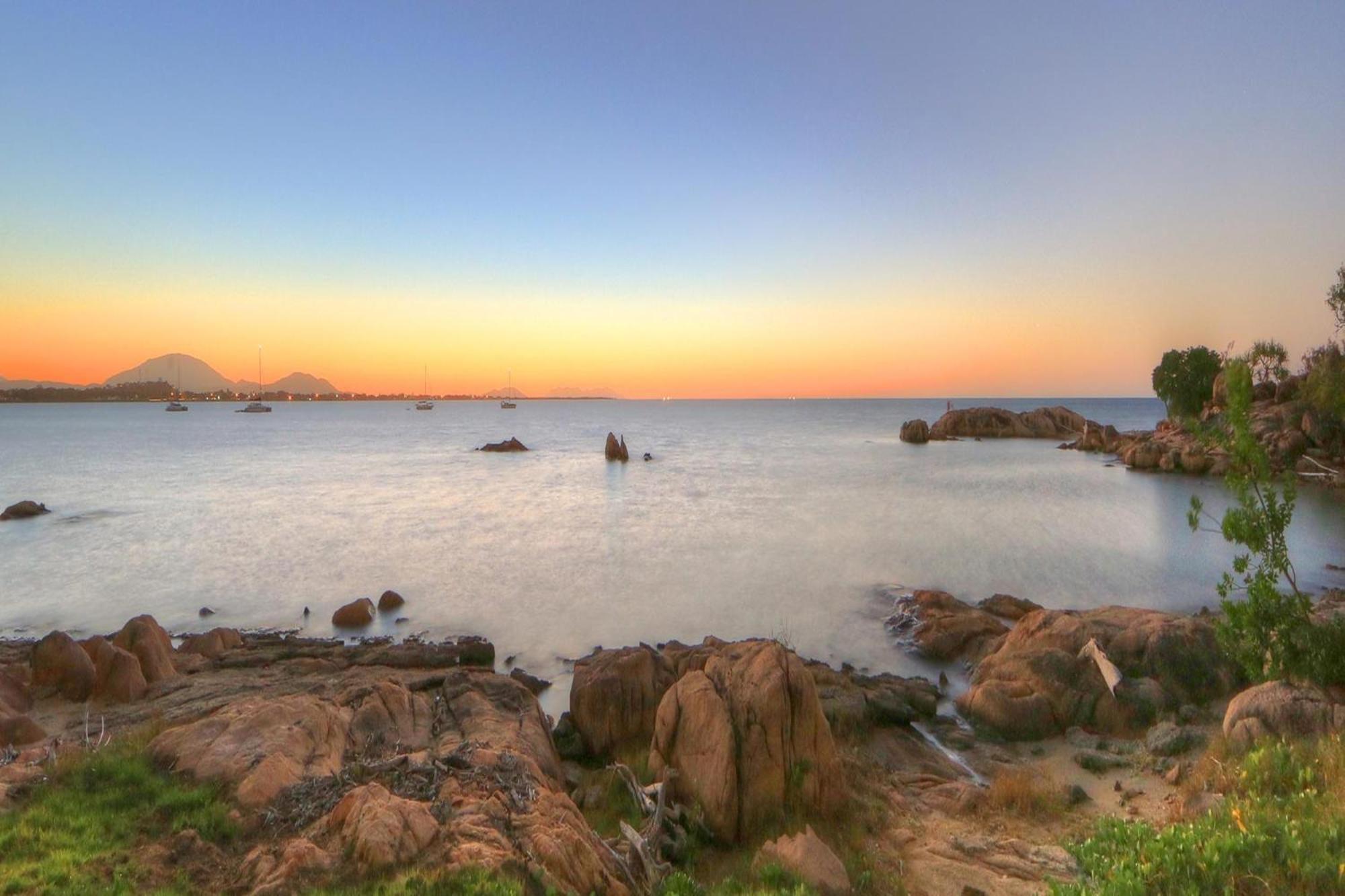 Coral Cove Apartments - Absolute Beachfront Resort Bowen Bagian luar foto