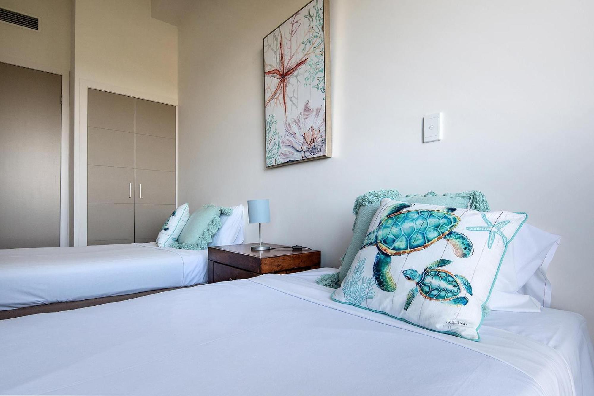 Coral Cove Apartments - Absolute Beachfront Resort Bowen Bagian luar foto
