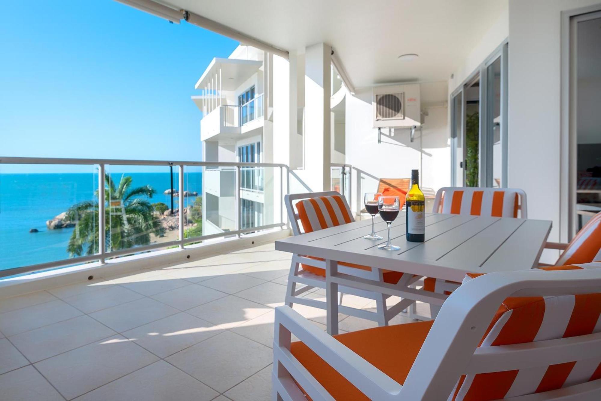 Coral Cove Apartments - Absolute Beachfront Resort Bowen Bagian luar foto