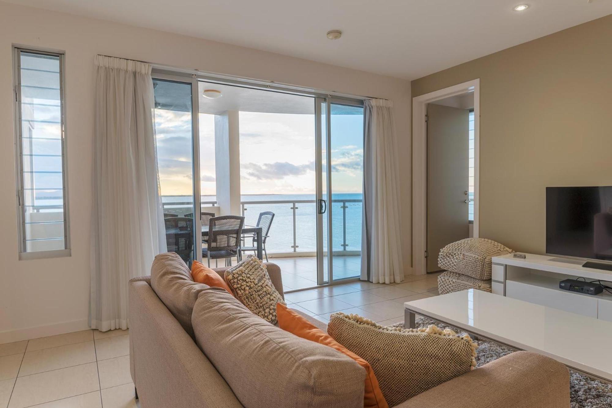Coral Cove Apartments - Absolute Beachfront Resort Bowen Bagian luar foto