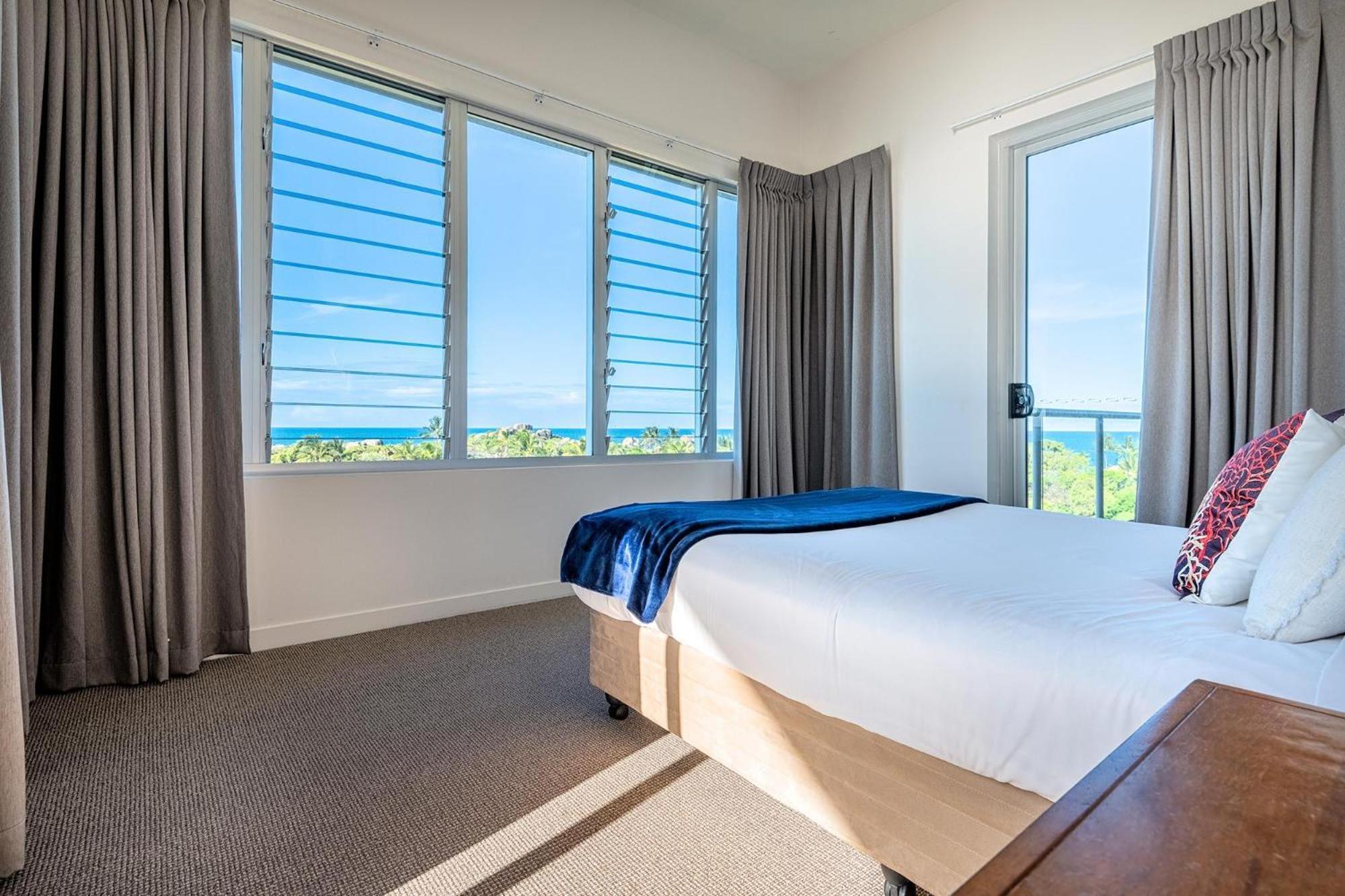 Coral Cove Apartments - Absolute Beachfront Resort Bowen Bagian luar foto