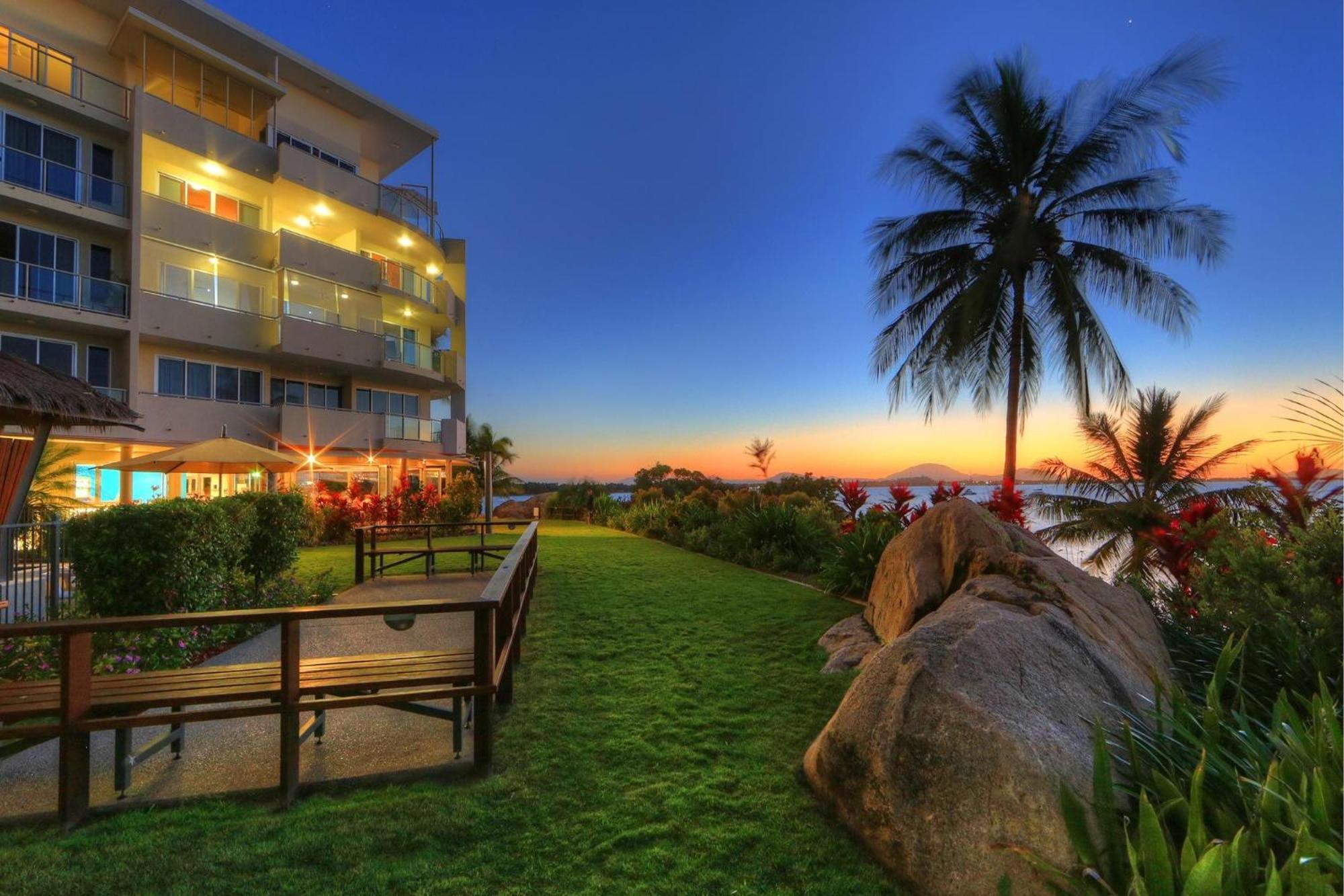 Coral Cove Apartments - Absolute Beachfront Resort Bowen Bagian luar foto