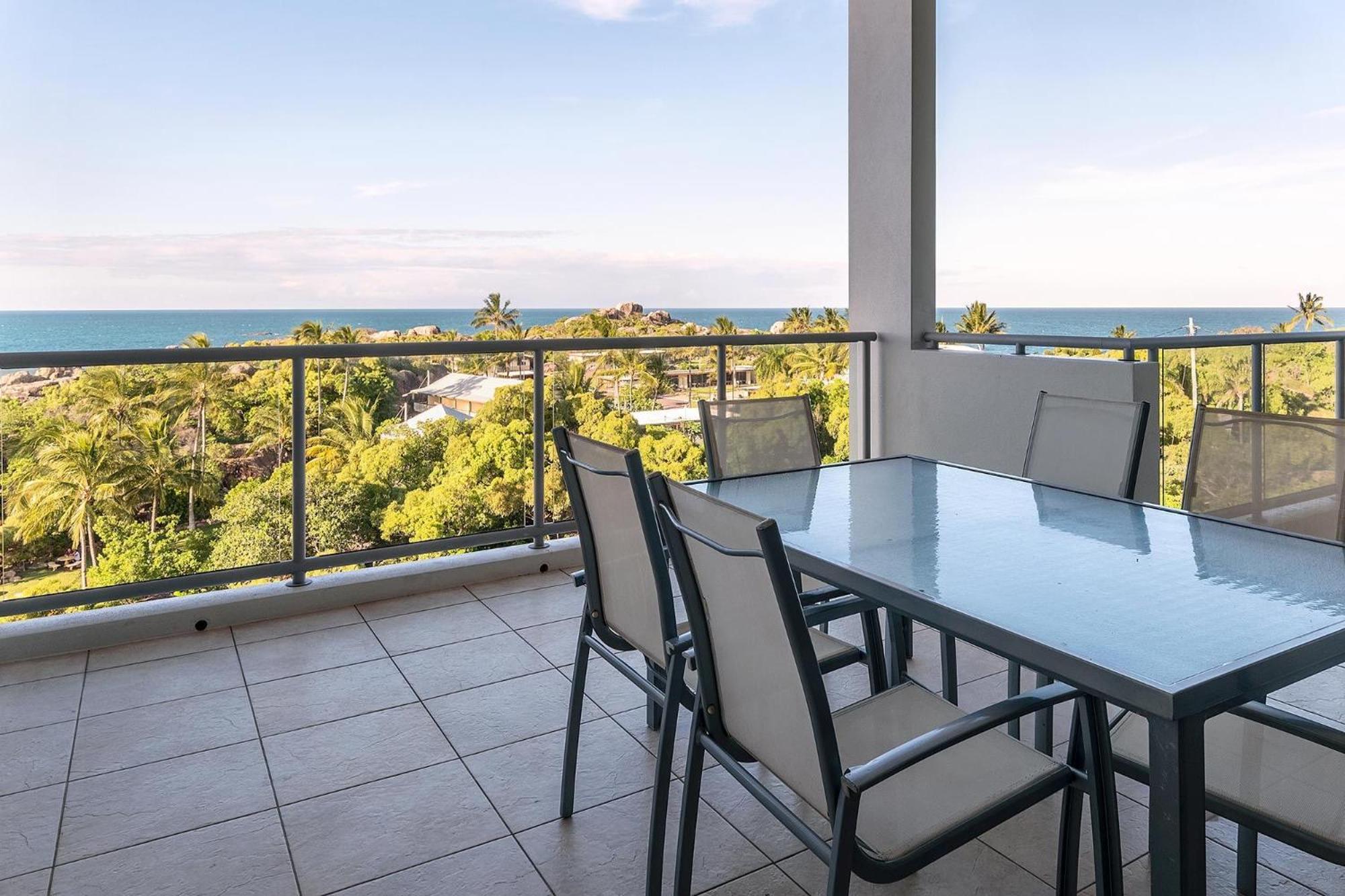 Coral Cove Apartments - Absolute Beachfront Resort Bowen Bagian luar foto
