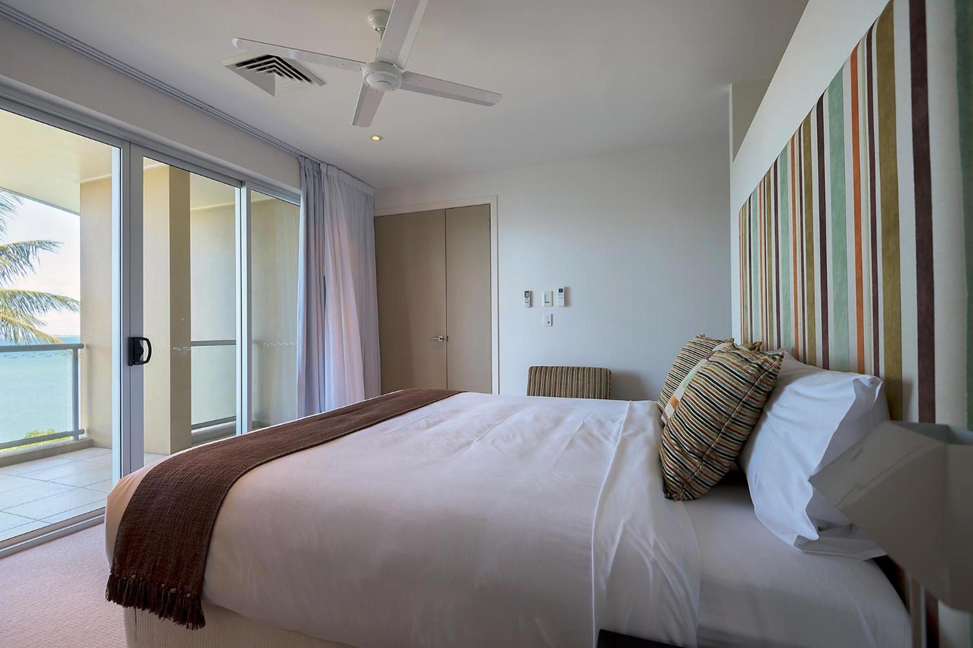 Coral Cove Apartments - Absolute Beachfront Resort Bowen Bagian luar foto