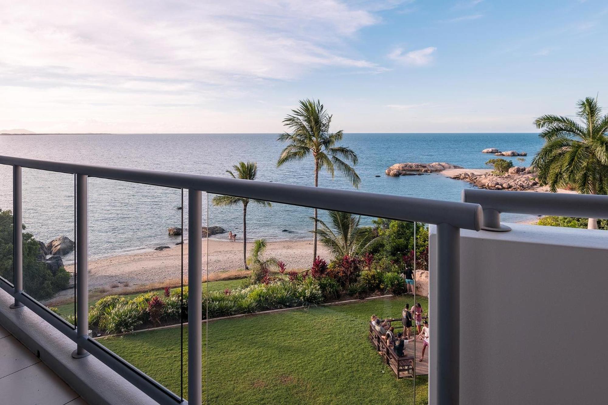 Coral Cove Apartments - Absolute Beachfront Resort Bowen Bagian luar foto