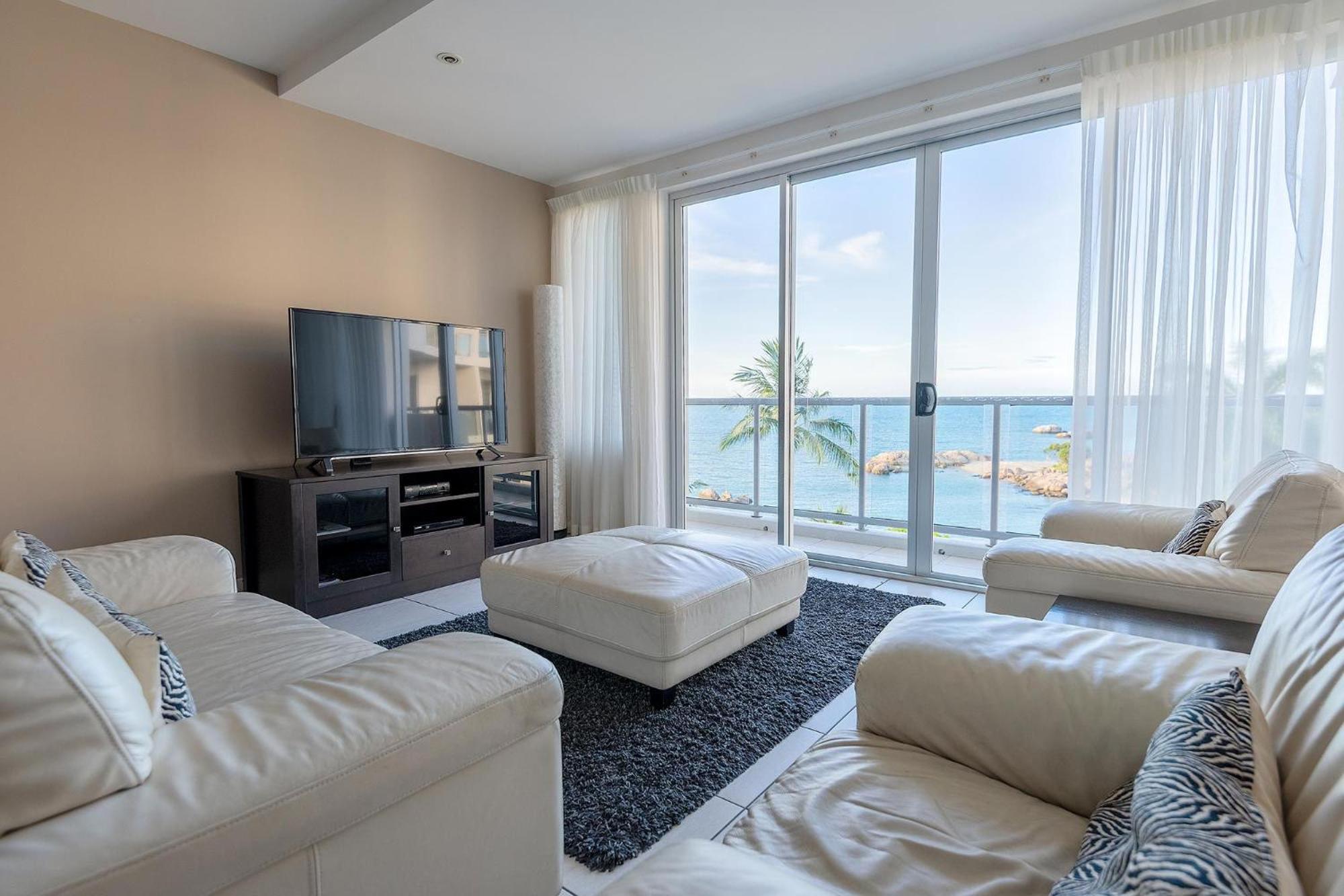 Coral Cove Apartments - Absolute Beachfront Resort Bowen Bagian luar foto