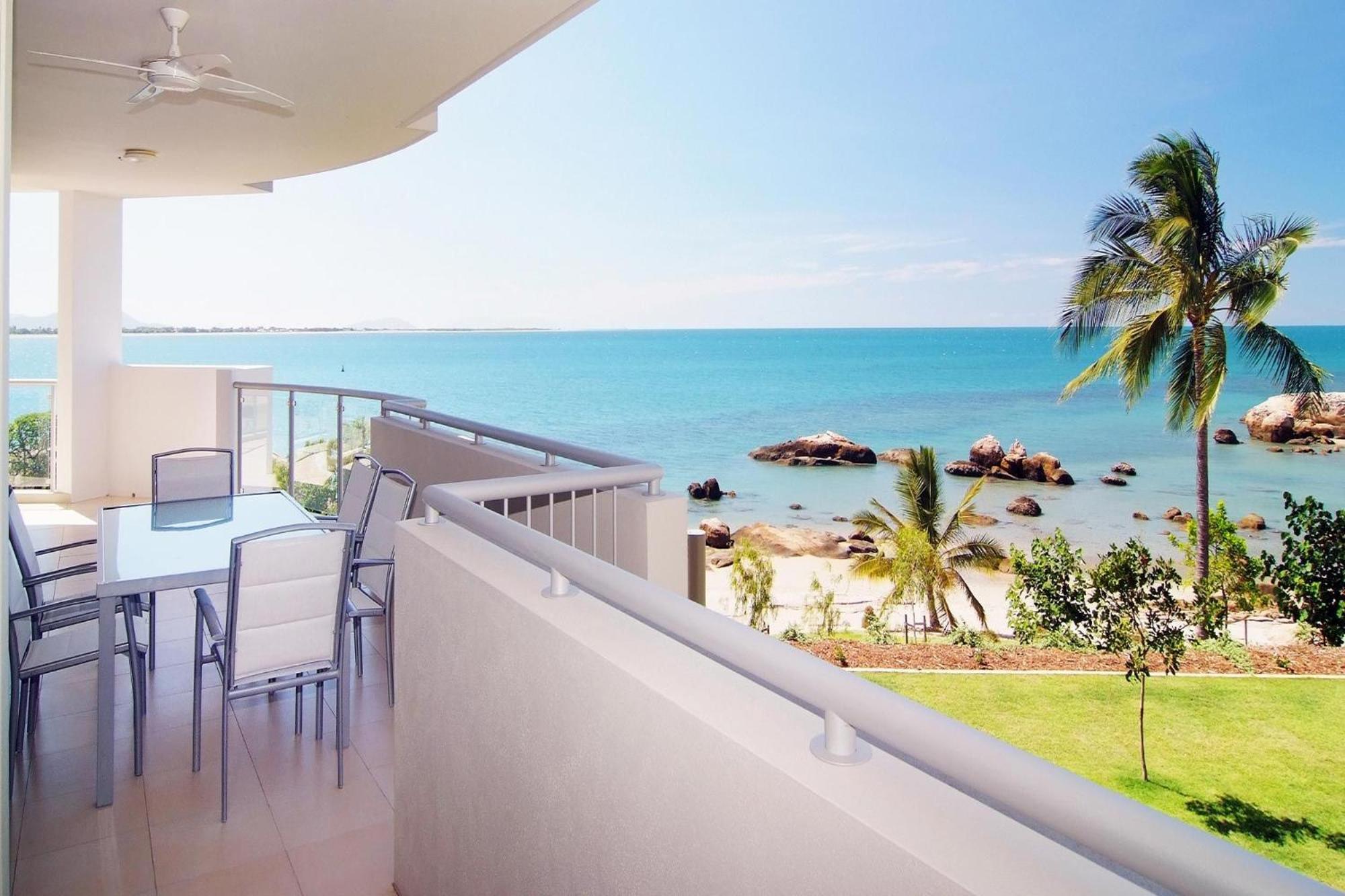 Coral Cove Apartments - Absolute Beachfront Resort Bowen Bagian luar foto