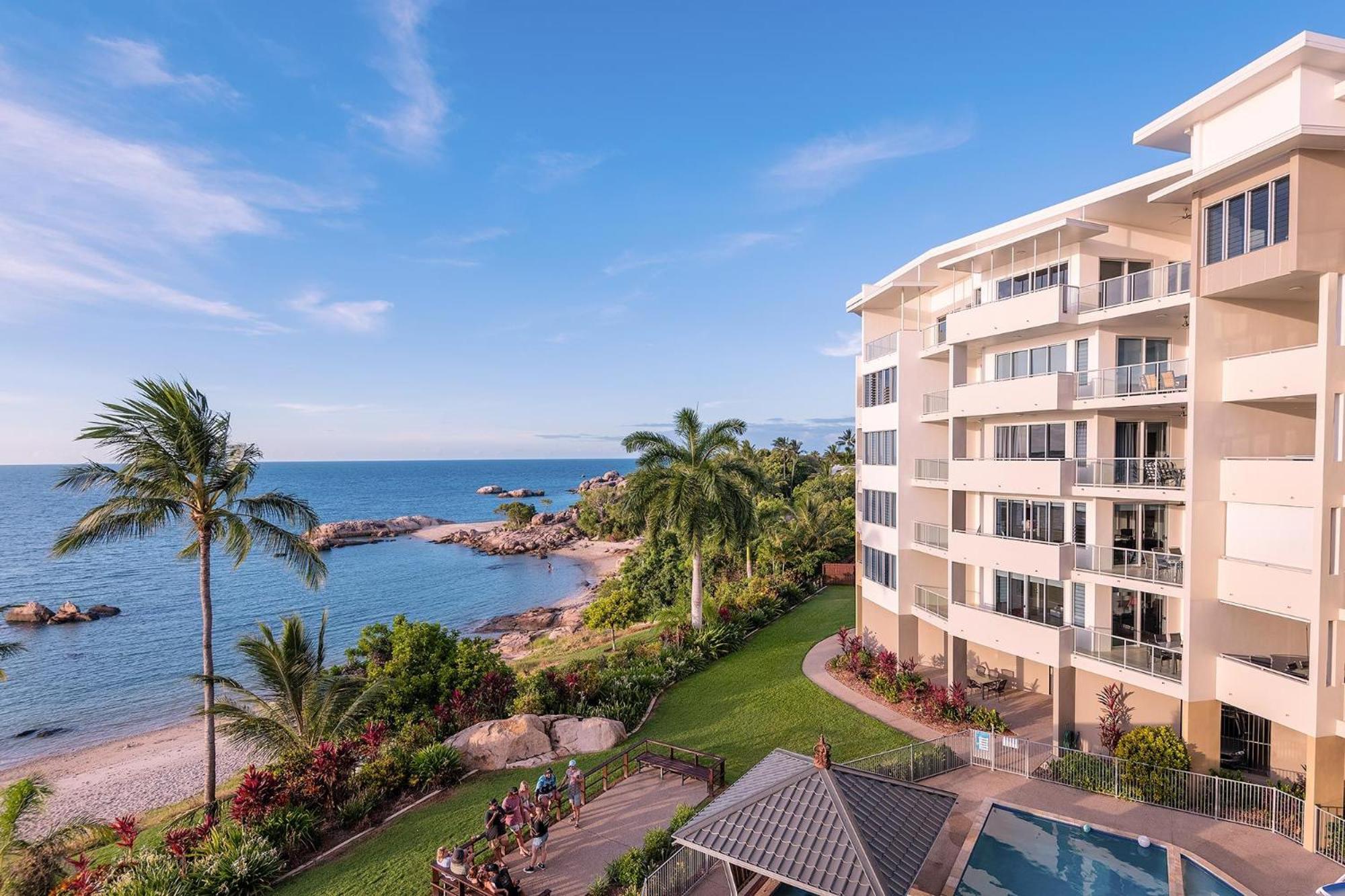 Coral Cove Apartments - Absolute Beachfront Resort Bowen Bagian luar foto