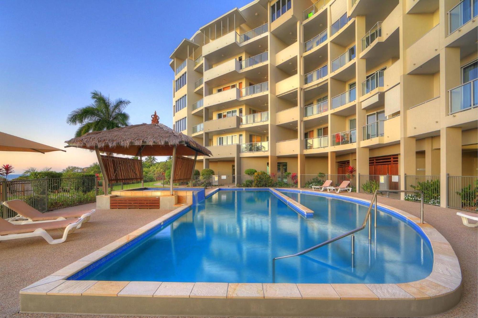 Coral Cove Apartments - Absolute Beachfront Resort Bowen Bagian luar foto