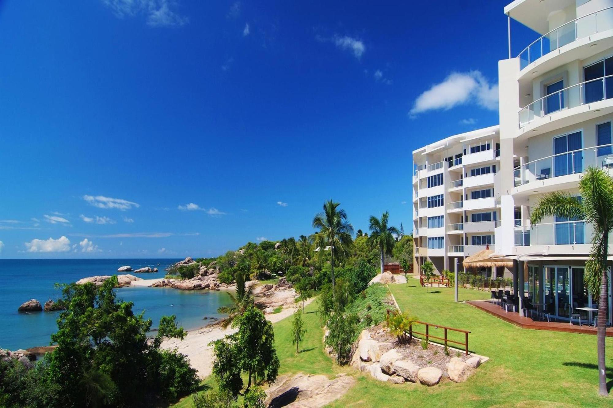 Coral Cove Apartments - Absolute Beachfront Resort Bowen Bagian luar foto