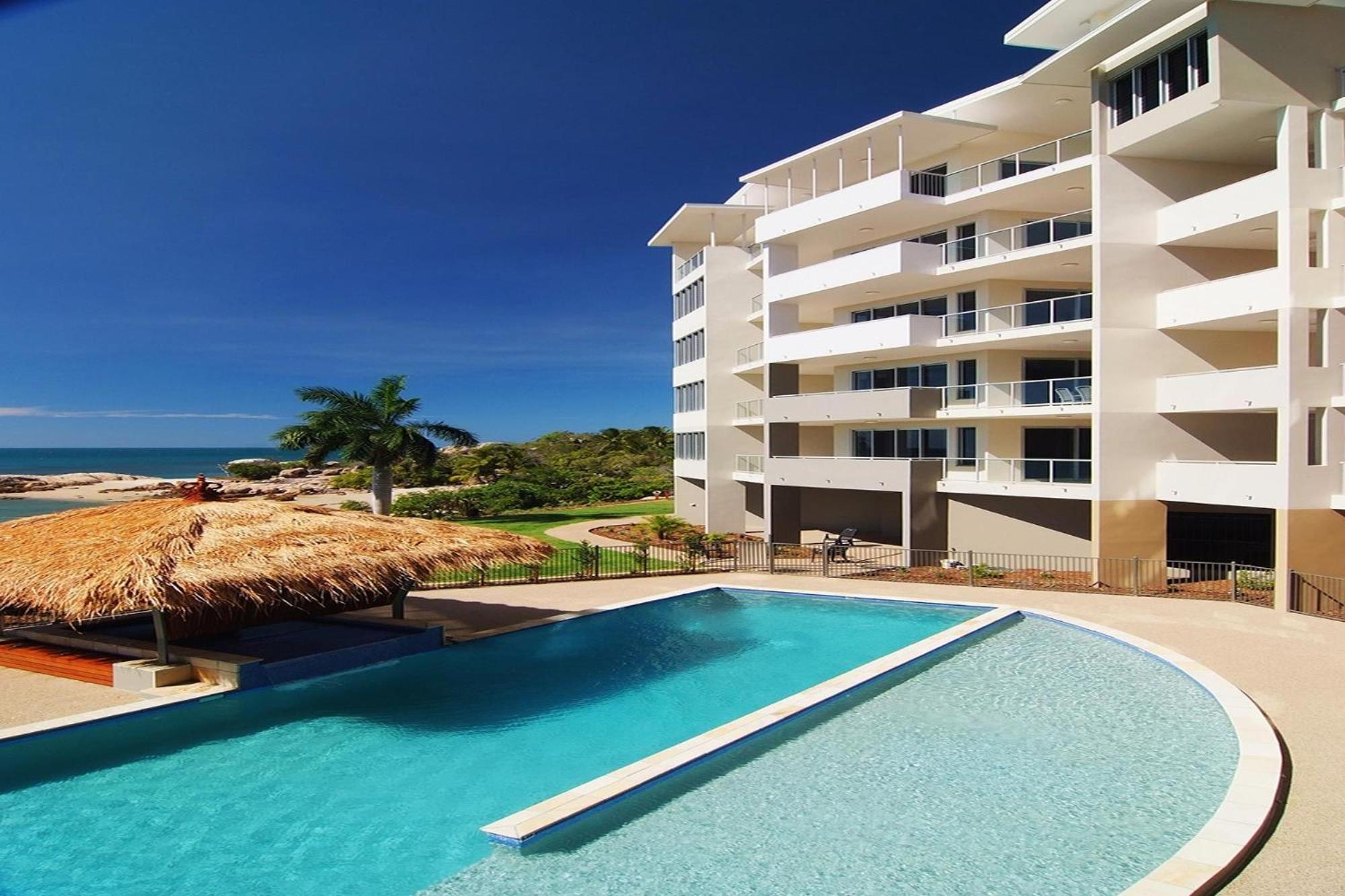 Coral Cove Apartments - Absolute Beachfront Resort Bowen Bagian luar foto