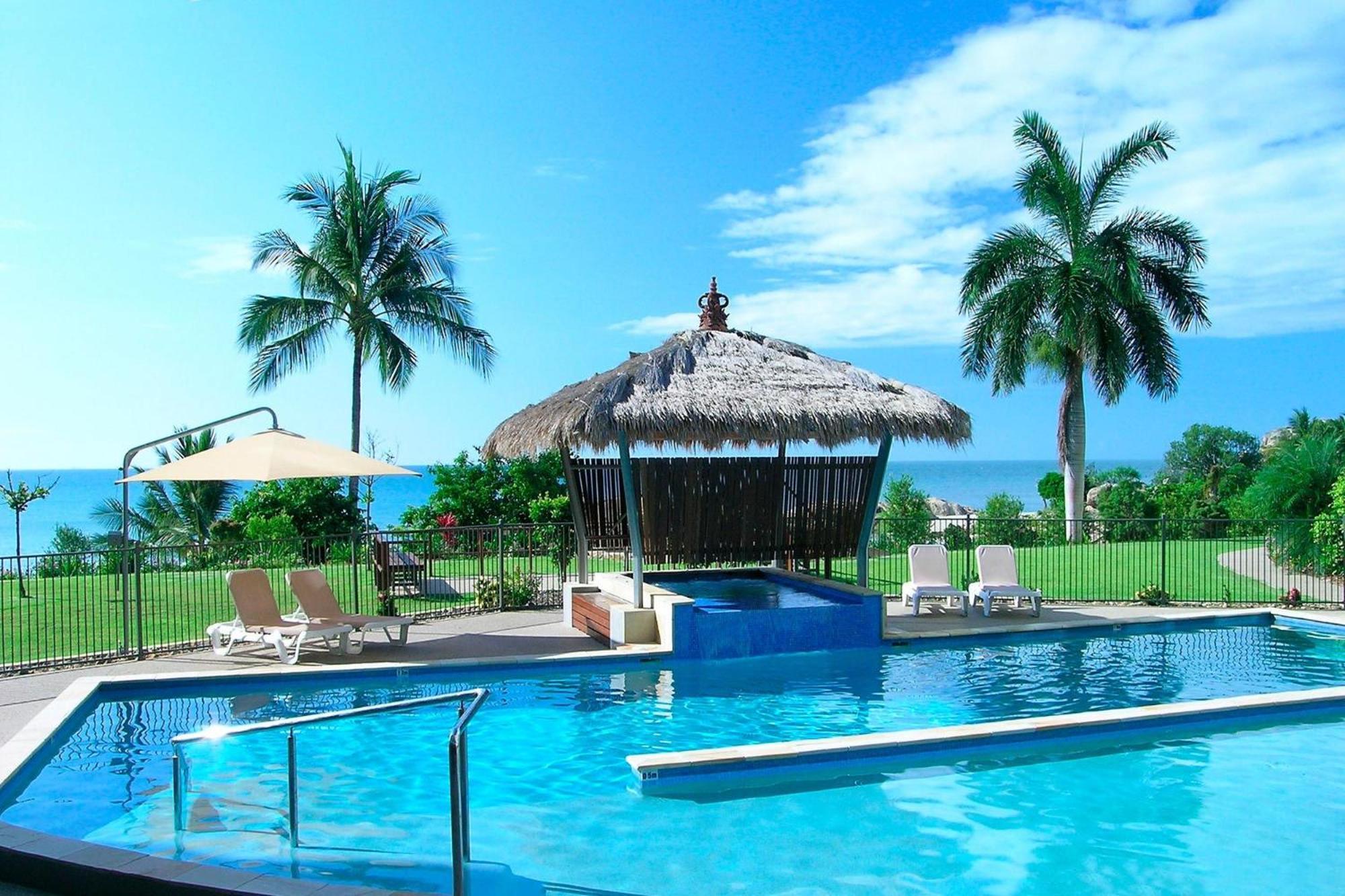 Coral Cove Apartments - Absolute Beachfront Resort Bowen Bagian luar foto
