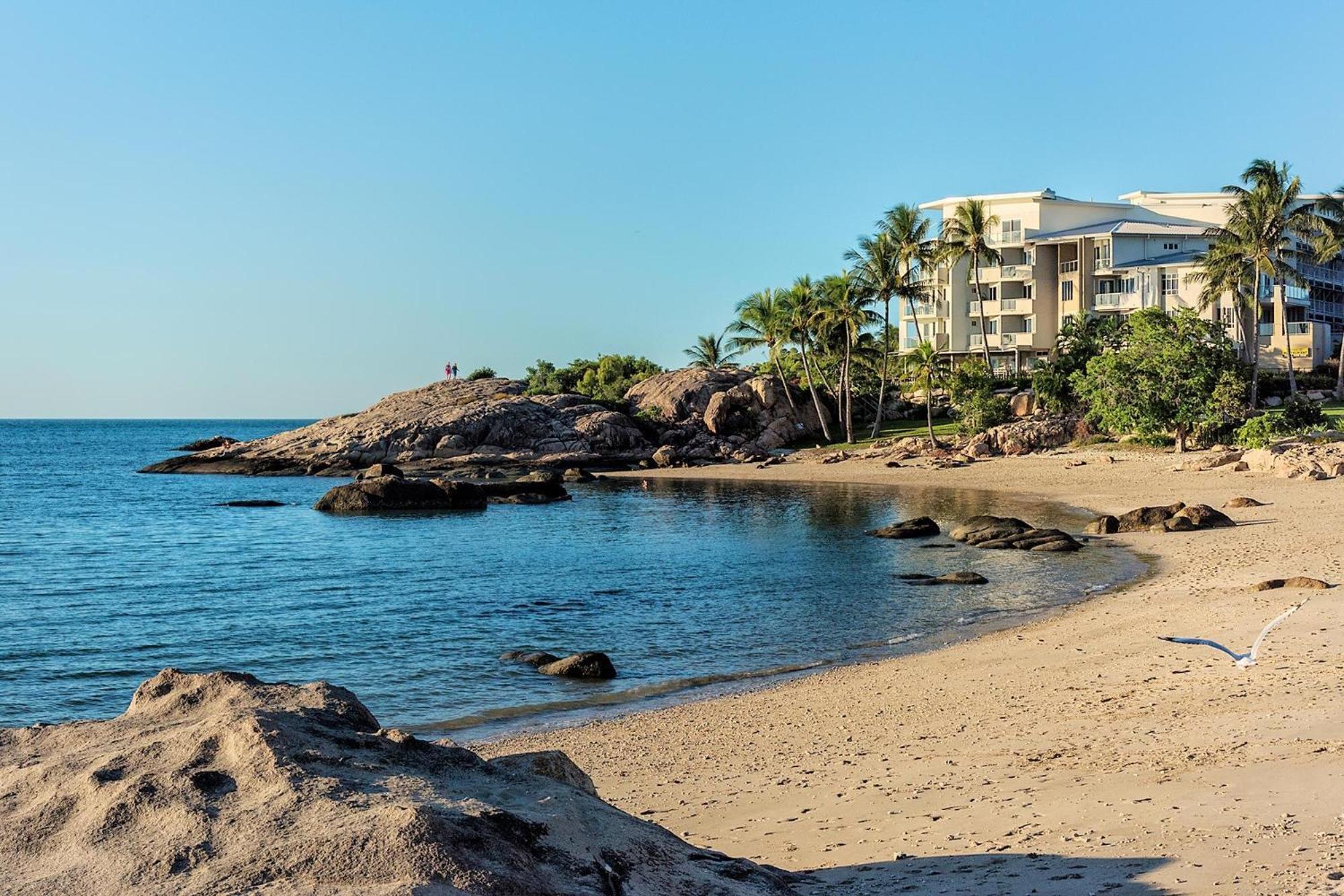 Coral Cove Apartments - Absolute Beachfront Resort Bowen Bagian luar foto