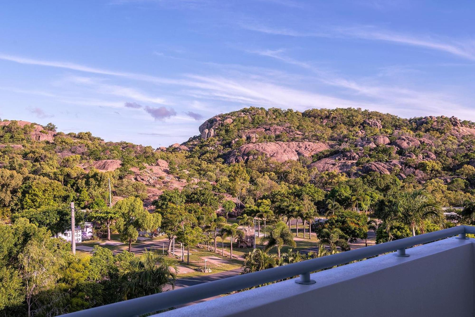 Coral Cove Apartments - Absolute Beachfront Resort Bowen Bagian luar foto