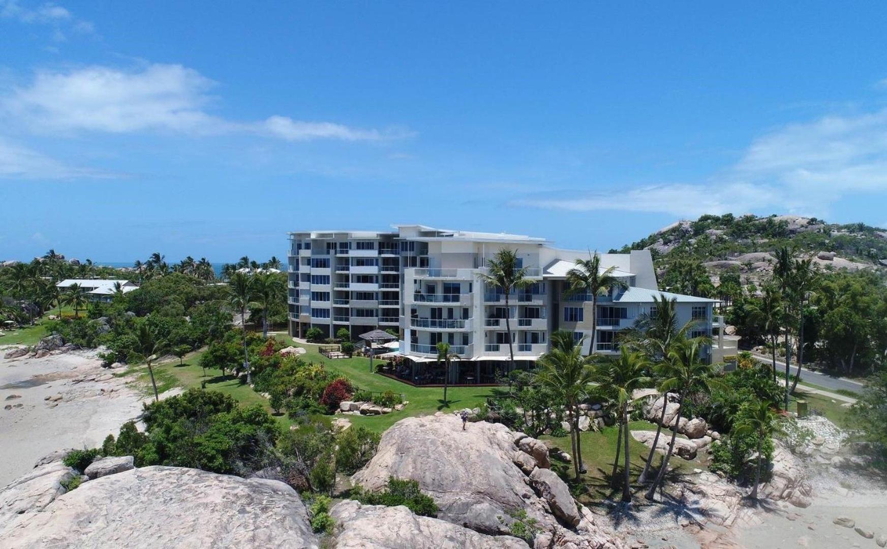 Coral Cove Apartments - Absolute Beachfront Resort Bowen Bagian luar foto