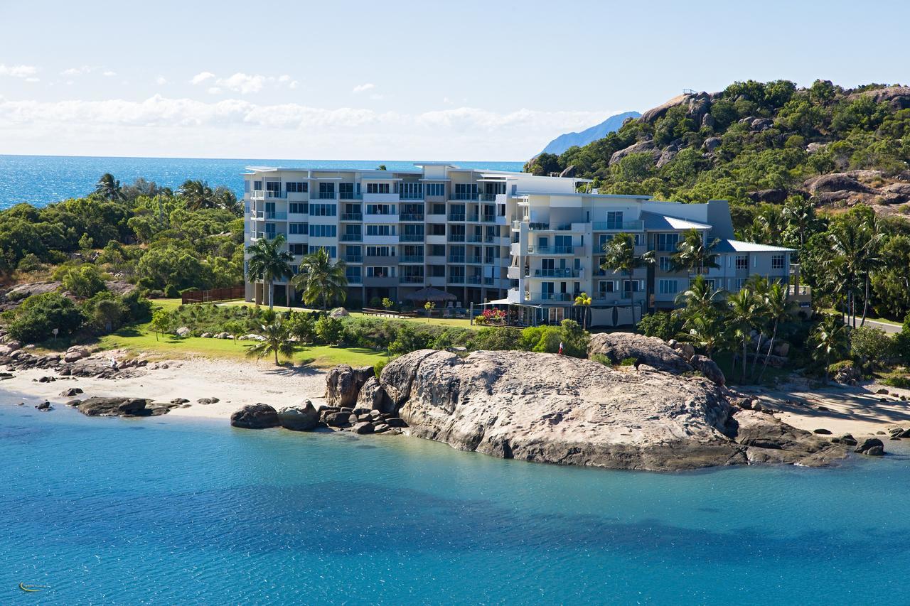 Coral Cove Apartments - Absolute Beachfront Resort Bowen Bagian luar foto