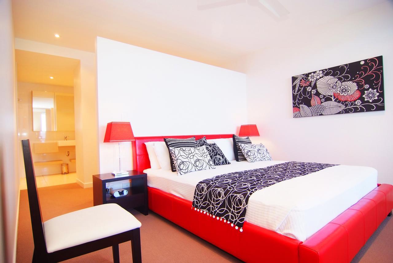 Coral Cove Apartments - Absolute Beachfront Resort Bowen Bagian luar foto