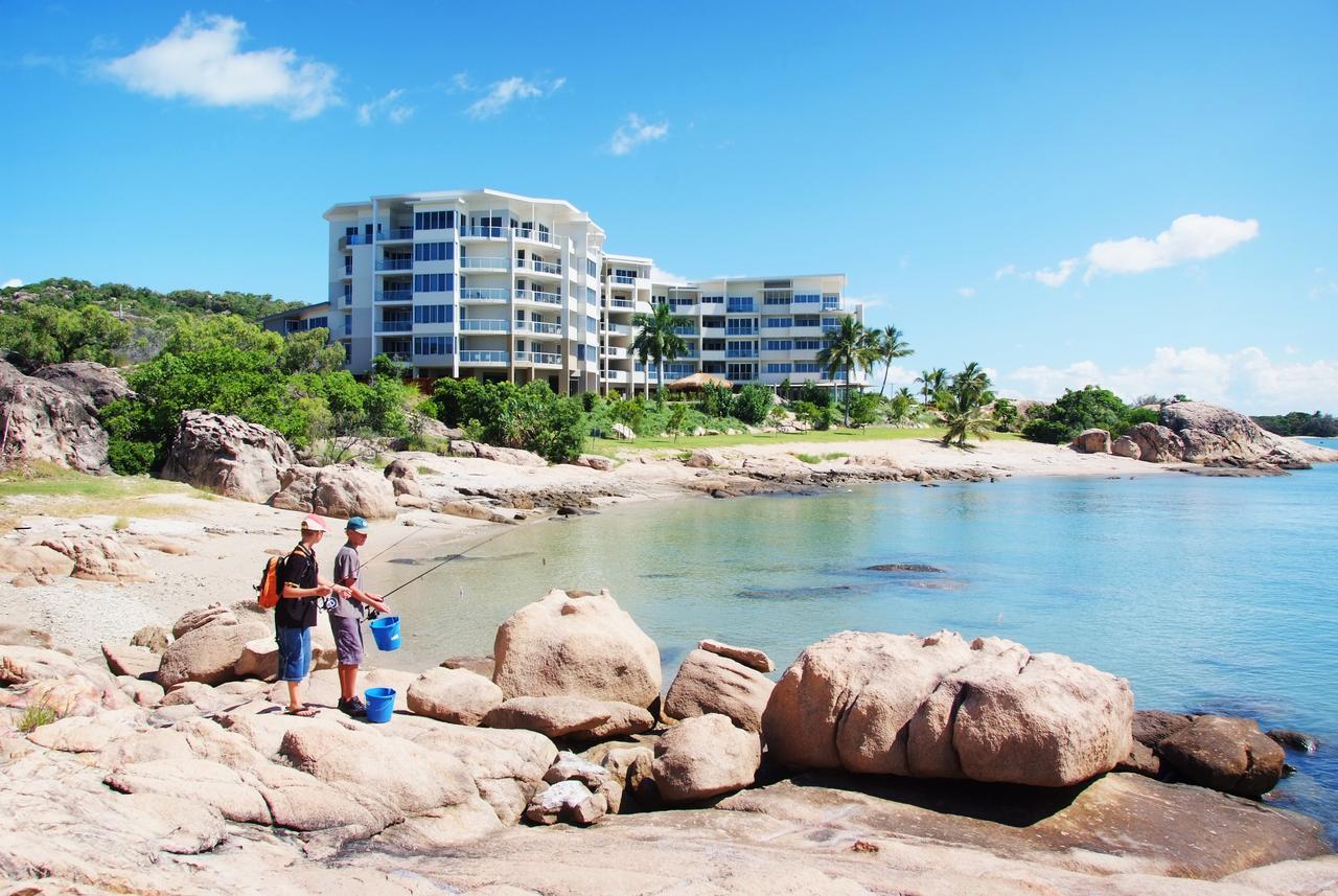 Coral Cove Apartments - Absolute Beachfront Resort Bowen Bagian luar foto